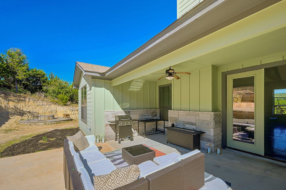 6 Mins to Lake Travis! Family Getaway w/ Fire Pit House in Jonestown
