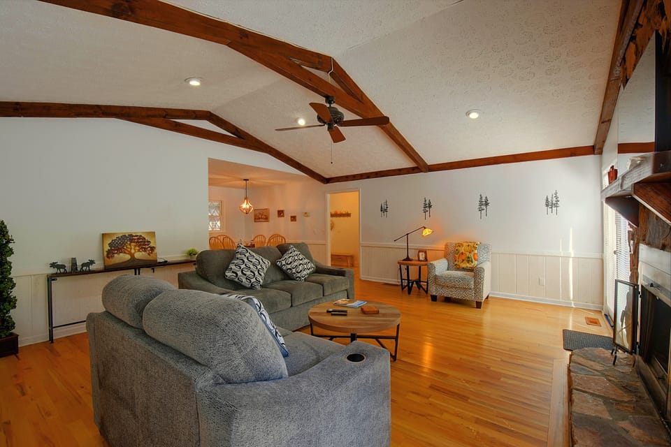 Views & En-Suite Baths! Spacious Sky Valley Home House in Sky Valley