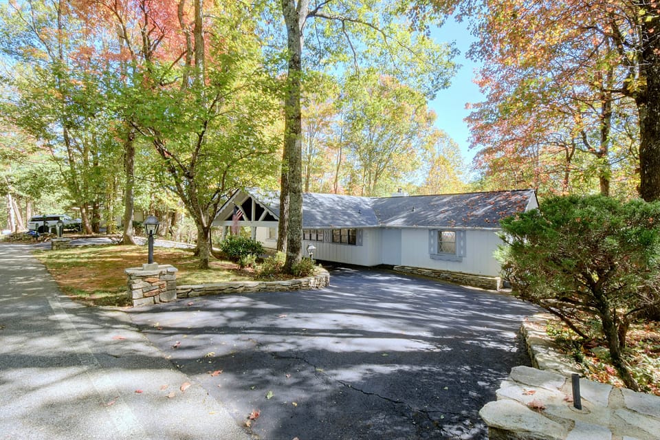 Views & En-Suite Baths! Spacious Sky Valley Home House in Sky Valley
