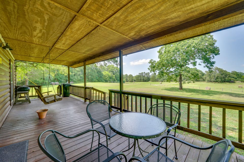 80 Acres & Picturesque Views! 2 Smithville Cabins House in Oklahoma