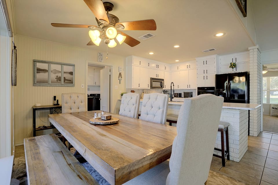 Stunning Lakefront Retreat with Breathtaking View House in Granbury