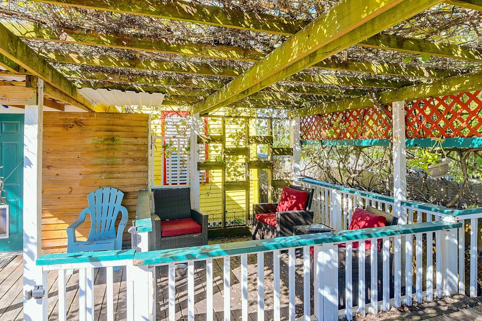 2 Mi to Sea & Sand! Hot Tub Hideaway in Galveston House in Hitchcock