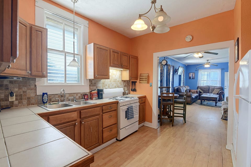 2 Mi to Sea & Sand! Hot Tub Hideaway in Galveston House in Hitchcock