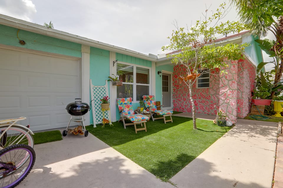 Sandy's Tropical Getaway in Jupiter: Hot Tub House in Jupiter