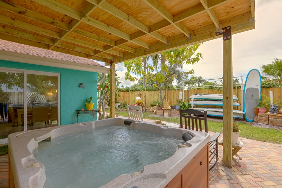 Sandy's Tropical Getaway in Jupiter: Hot Tub House in Jupiter