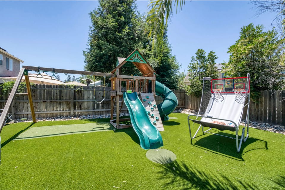 Spacious Fresno Retreat for Groups + Playground! House in Fresno