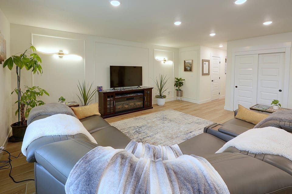 Modern Duplex Near Dtwn House in Fairbanks