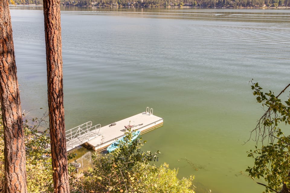 Private Dock on Liberty Lake: Dual-Unit Retreat House in Washington