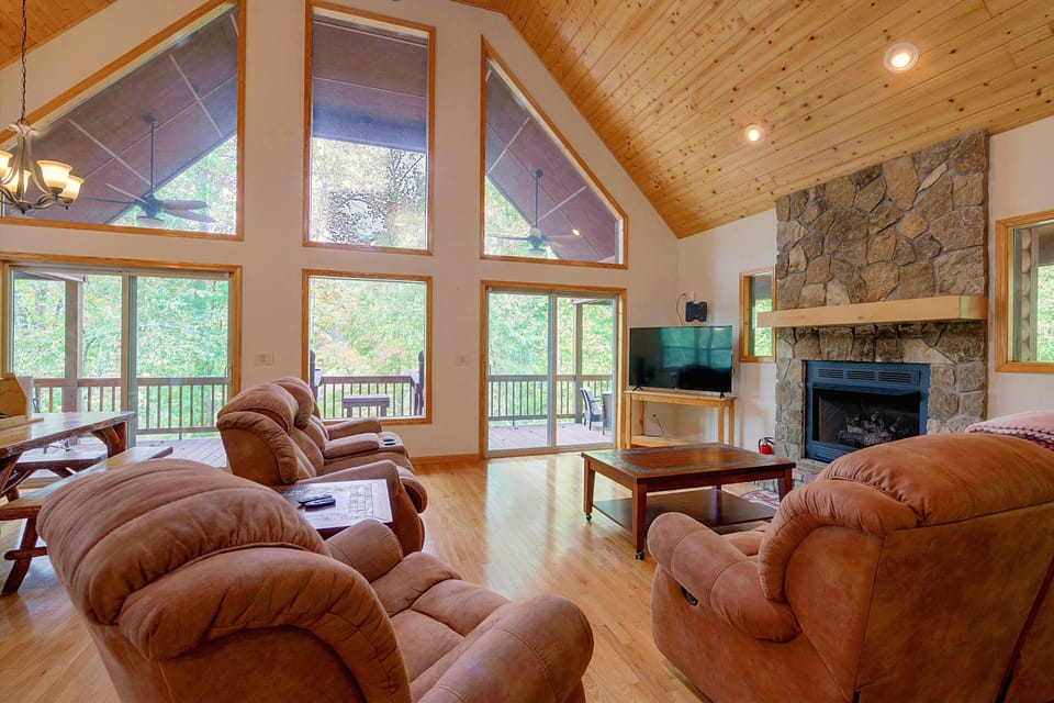 Riverfront Family Cabin w/ Decks in Murphy! House in Murphy