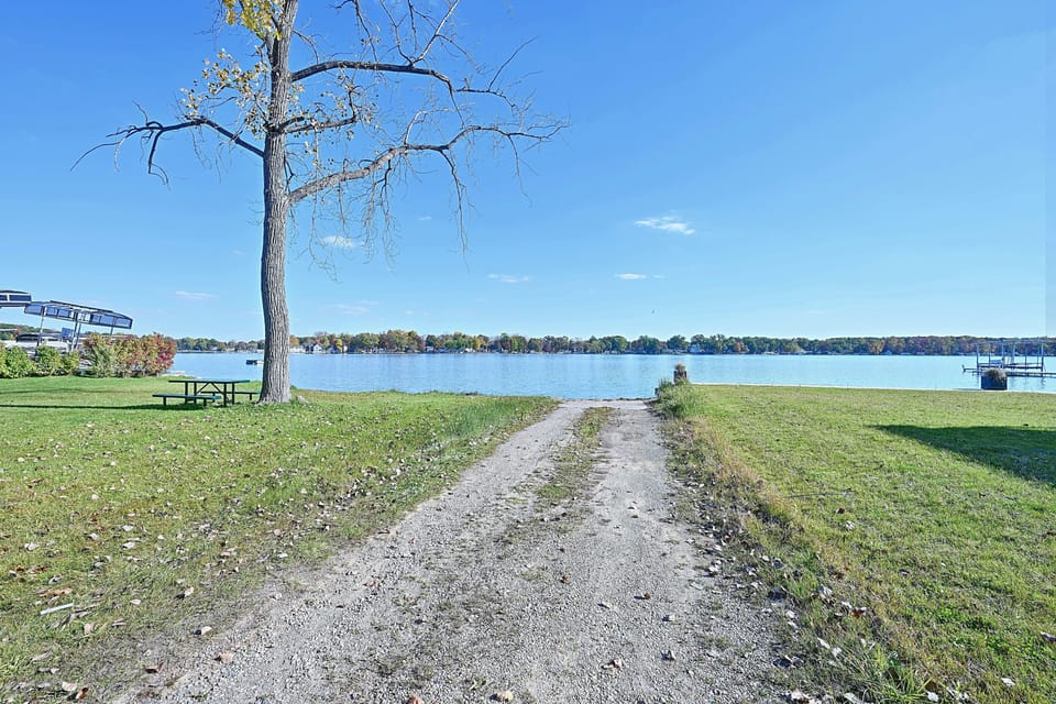 Magician Lake Retreat: Across From Lake Access! House in Sister Lakes