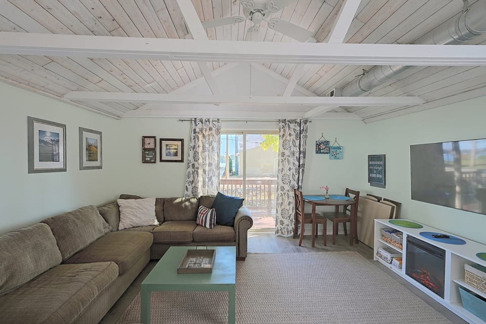 Magician Lake Retreat: Across From Lake Access! House in Sister Lakes