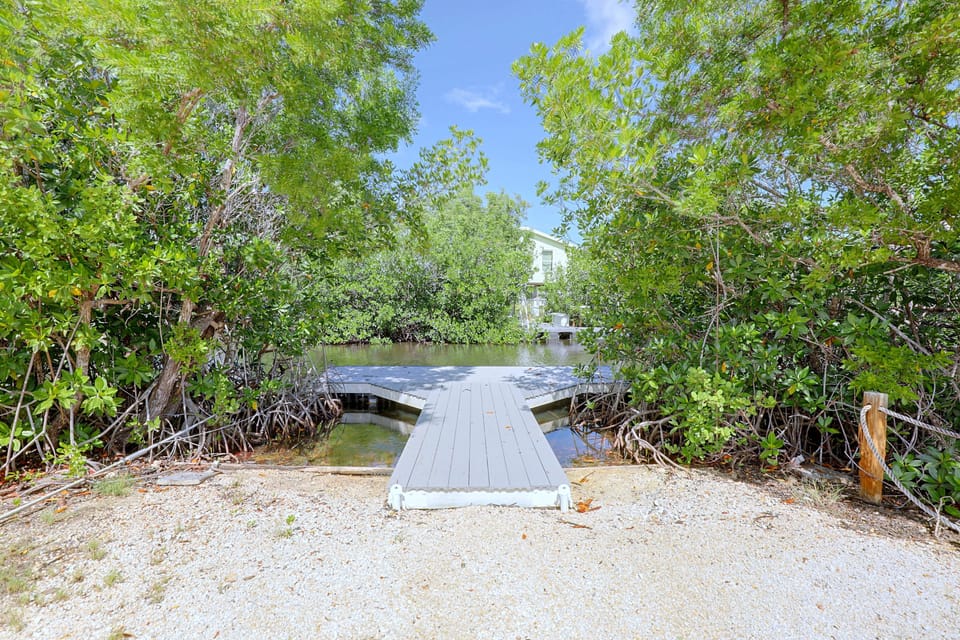Deck, Boat Dock, Canal Access! Lower Keys Retreat House in Sugarloaf Shores