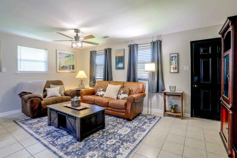 1 Mi to LSU Campus: Game Day Base w/ 2 Units Apartment in Baton Rouge