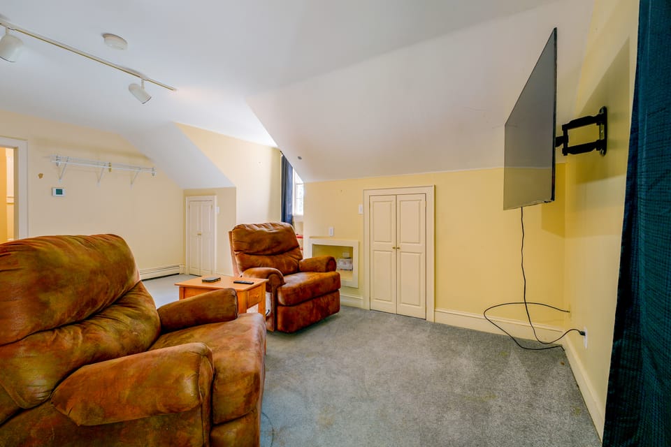 Steps to Hiking Trail! Quaint Studio in Falmouth Apartment in Westbrook