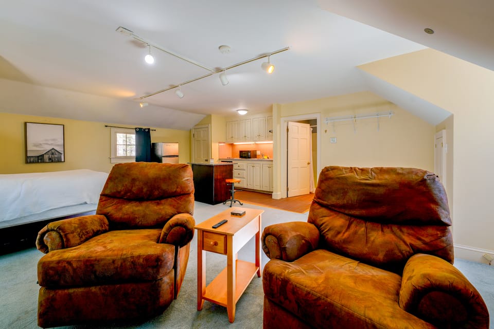 Steps to Hiking Trail! Quaint Studio in Falmouth Apartment in Westbrook