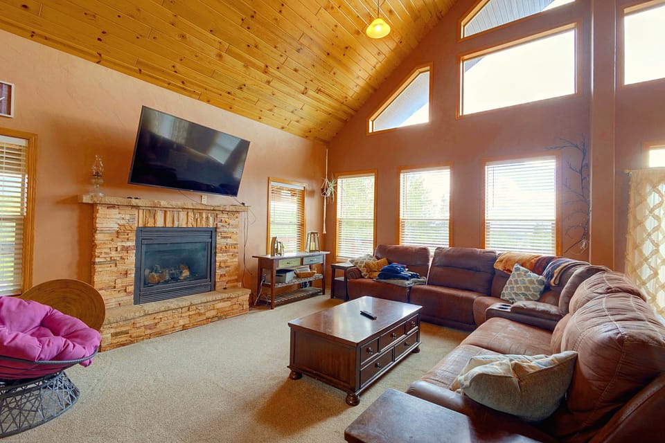 'The Bunkhouse' Grand Lake Home w/ Hot Tub House in Rocky Mountain National Park