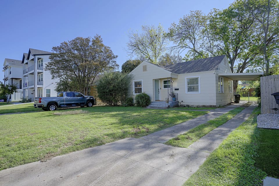 Walk to TCU! Cozy Fort Worth Retreat House in Fort Worth