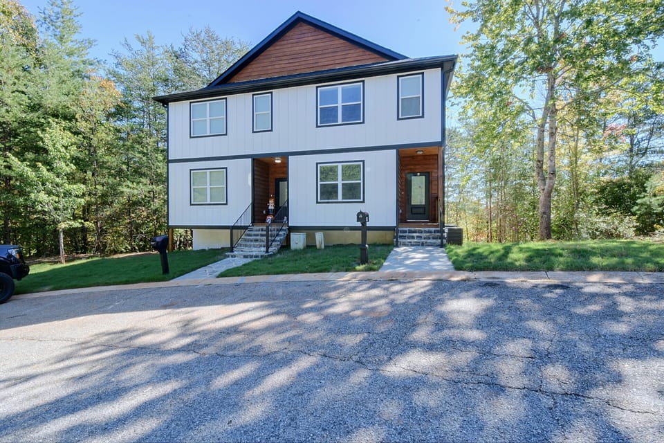 Shop, Dine, Explore Dtwn! Group Getaway in Helen Apartment in Helen