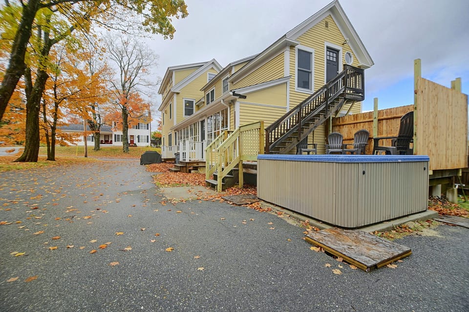 Sunday River Ski Escape! Walk to Bethel Main St Apartment in Bethel