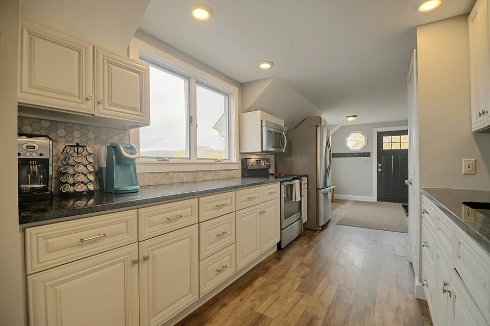 Sunday River Ski Escape! Walk to Bethel Main St Apartment in Bethel