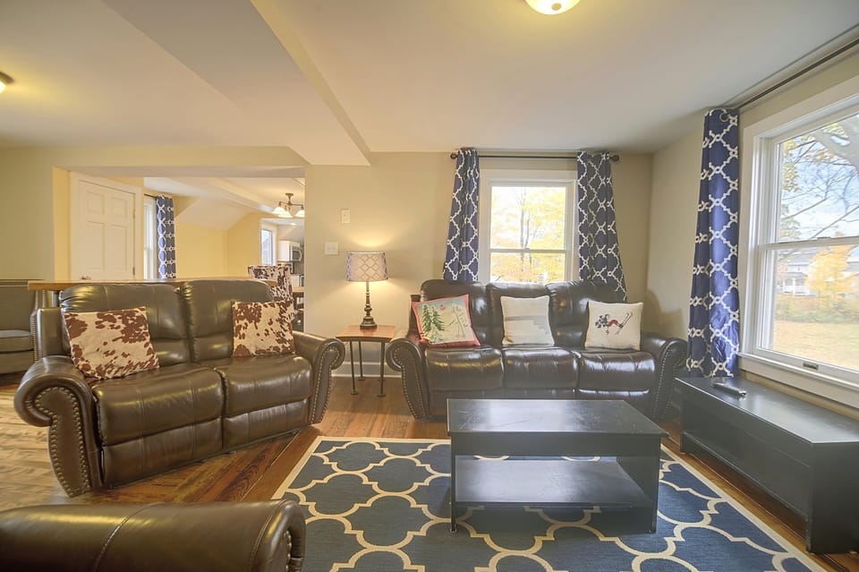 Sunday River Ski Escape! Walk to Bethel Main St Apartment in Bethel