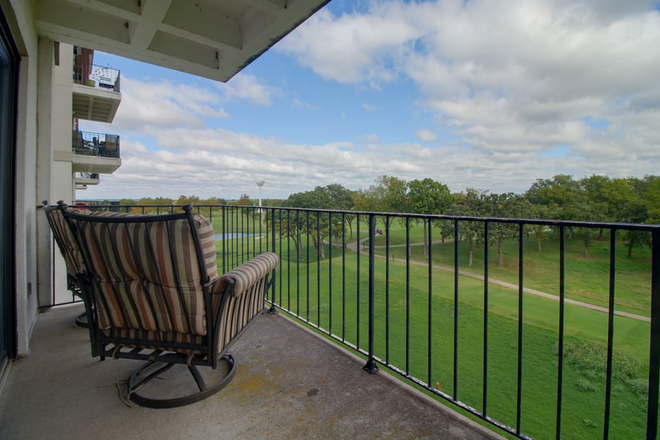 Grand Lake Condo w/ Balcony & Golf Views Apartment in Grove