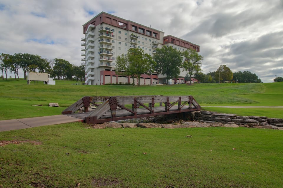 Grand Lake Condo w/ Balcony & Golf Views Apartment in Grove