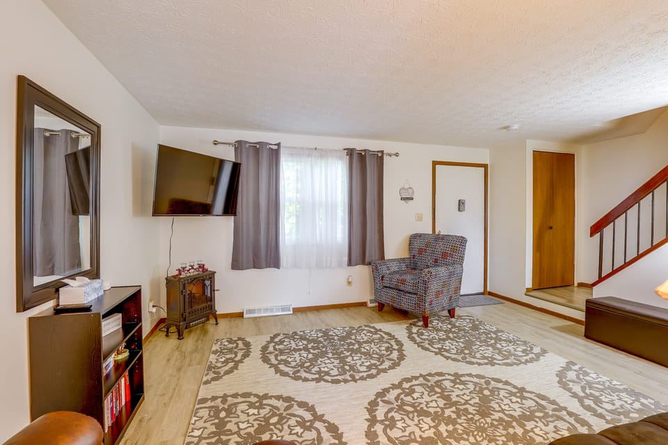 10 Mi to Portage Lakes ! Rural & Peaceful Apartment in Ohio