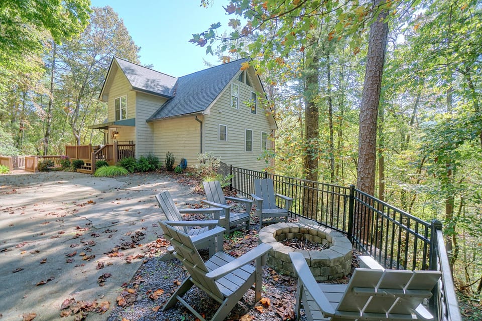 Family Home w/ Hot Tub, Decks, & Firepit in Helen! House in Helen