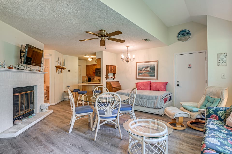 5 Min to Myrtle Beach: Condo w/ Pool & EV Apartment in Myrtle Beach