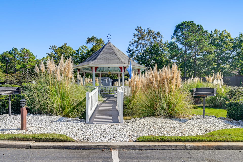 5 Min to Myrtle Beach: Condo w/ Pool & EV Apartment in Myrtle Beach