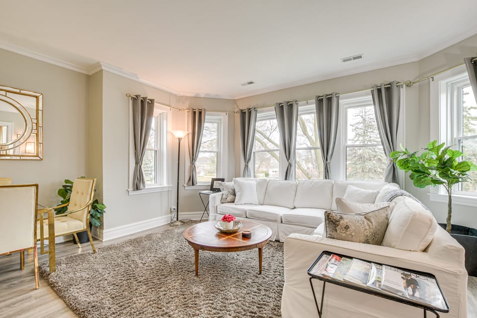 Spacious Evanston Home: 2 Separate Apts Near NU House in Evanston