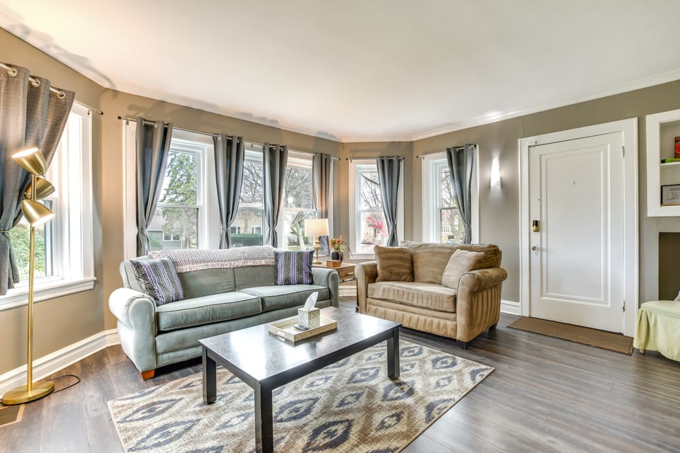 Spacious Evanston Home: 2 Separate Apts Near NU House in Evanston