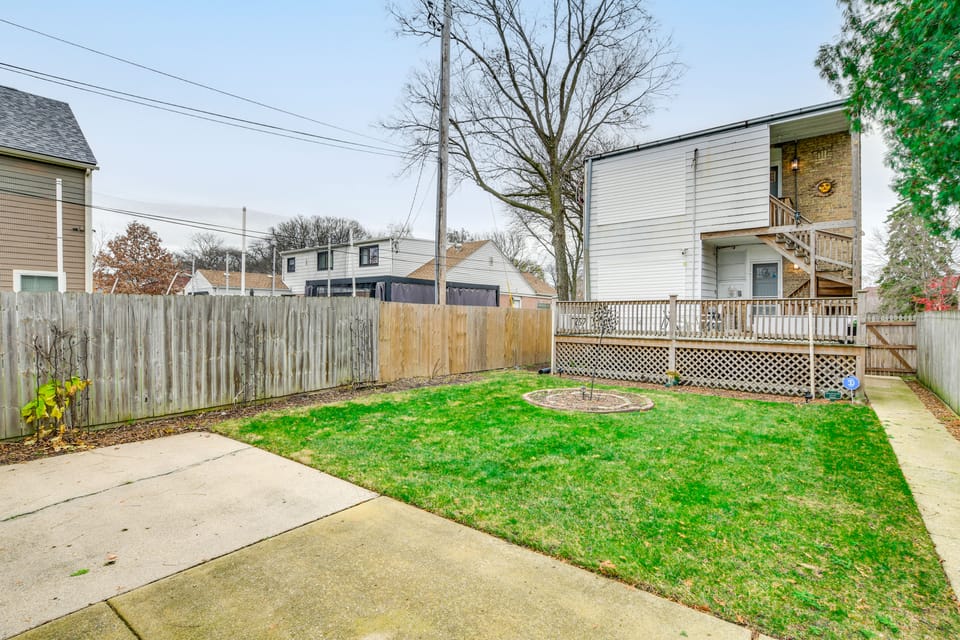 Spacious Evanston Home: 2 Separate Apts Near NU House in Evanston