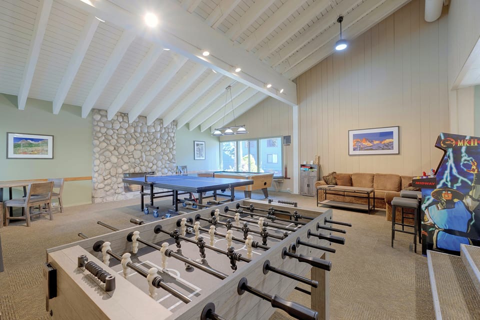 Updated 2BR & Loft with 3BA  near Canyon, Sleeps 8 Apartment in Mammoth Lakes