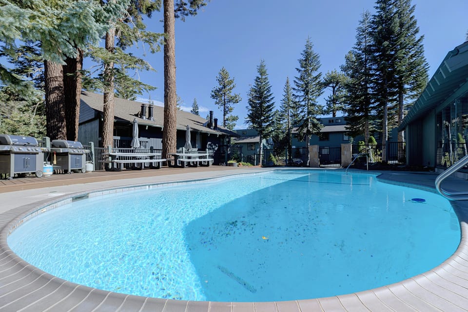 Updated 2BR & Loft with 3BA  near Canyon, Sleeps 8 Apartment in Mammoth Lakes