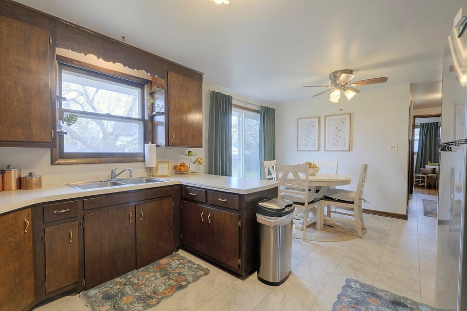 Walk to Lambeau! Cozy Green Bay Cottage! House in Ashwaubenon
