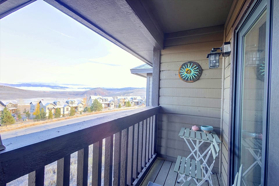 Steps to Slopes! Mtn-View Granby Condo w/ Hot Tub Apartment in Granby