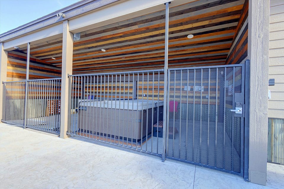 Steps to Slopes! Mtn-View Granby Condo w/ Hot Tub Apartment in Granby