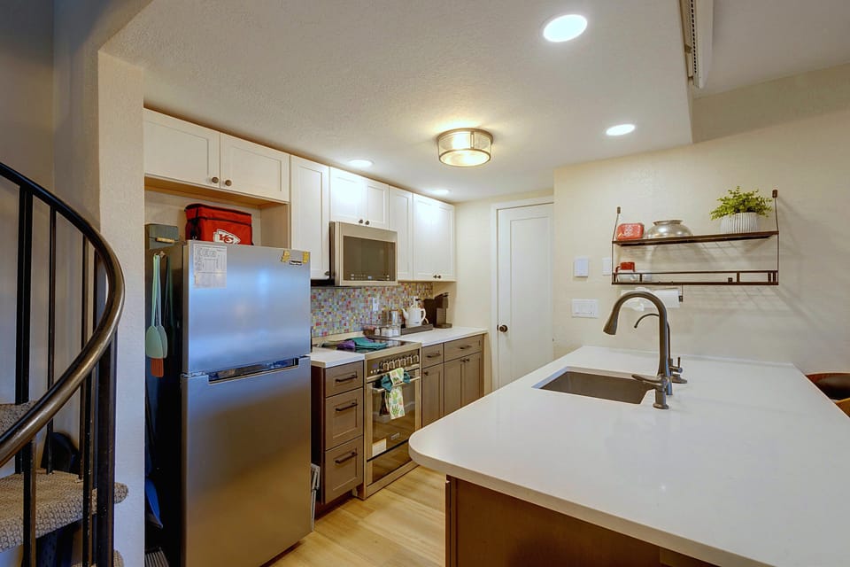 Steps to Slopes! Mtn-View Granby Condo w/ Hot Tub Apartment in Granby