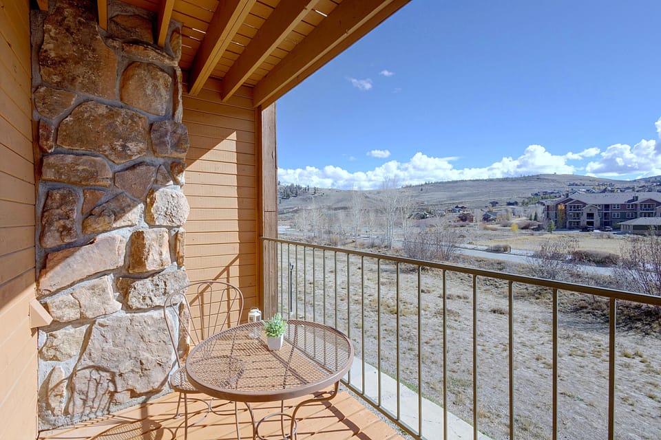 Hot Tubs, Sauna & More! Unit 2 Mi to Granby Ranch Apartment in Granby