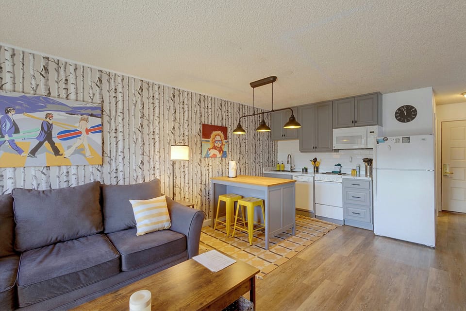 Hot Tubs, Sauna & More! Unit 2 Mi to Granby Ranch Apartment in Granby
