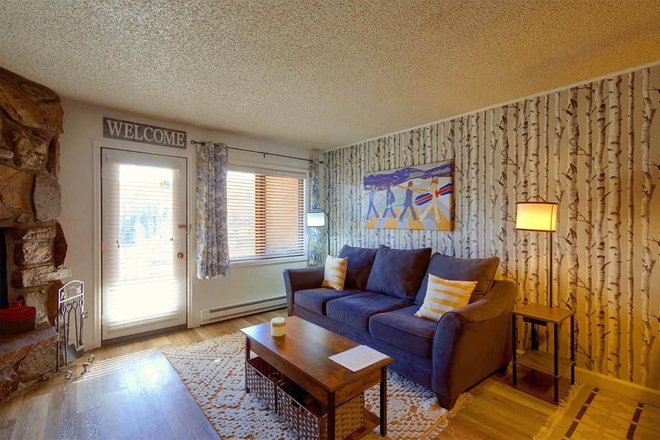 Hot Tubs, Sauna & More! Unit 2 Mi to Granby Ranch Apartment in Granby