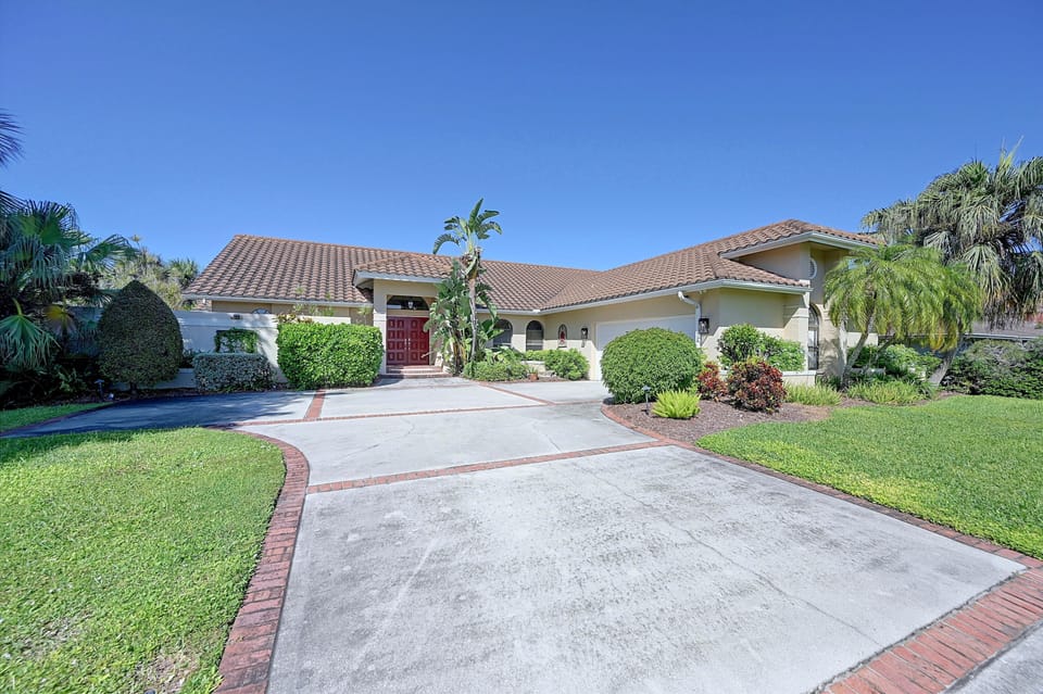 Private pool & hot tub Home near Fort Meyers Beach House in Cypress Lake