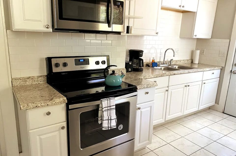 Fully stocked kitchen!
