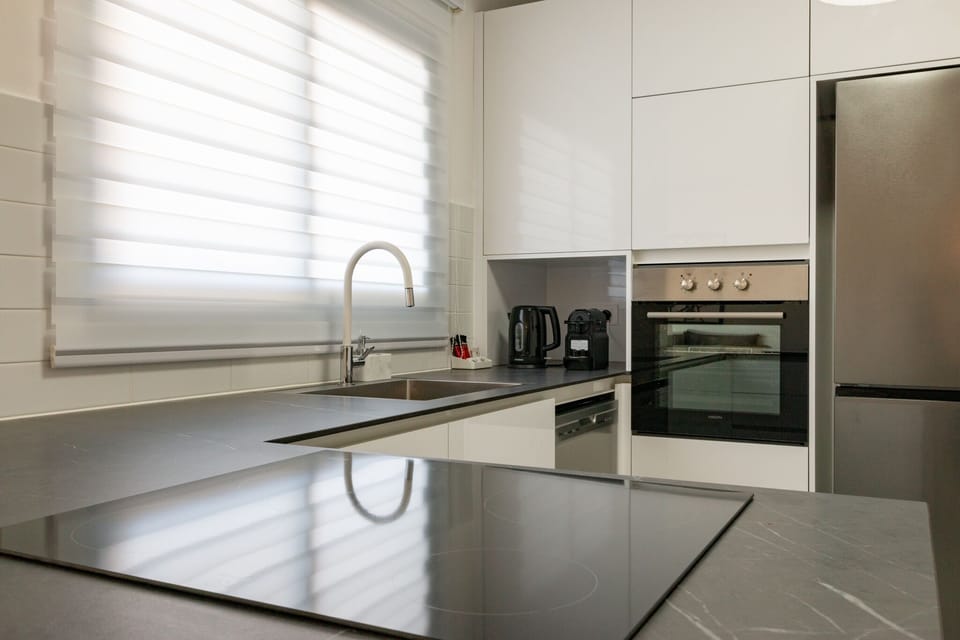 Coffee/tea maker, full-size fridge, microwave, oven