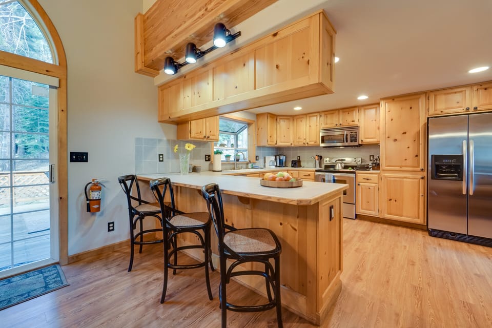 Kitchen | Breakfast Bar | Cooking Essentials