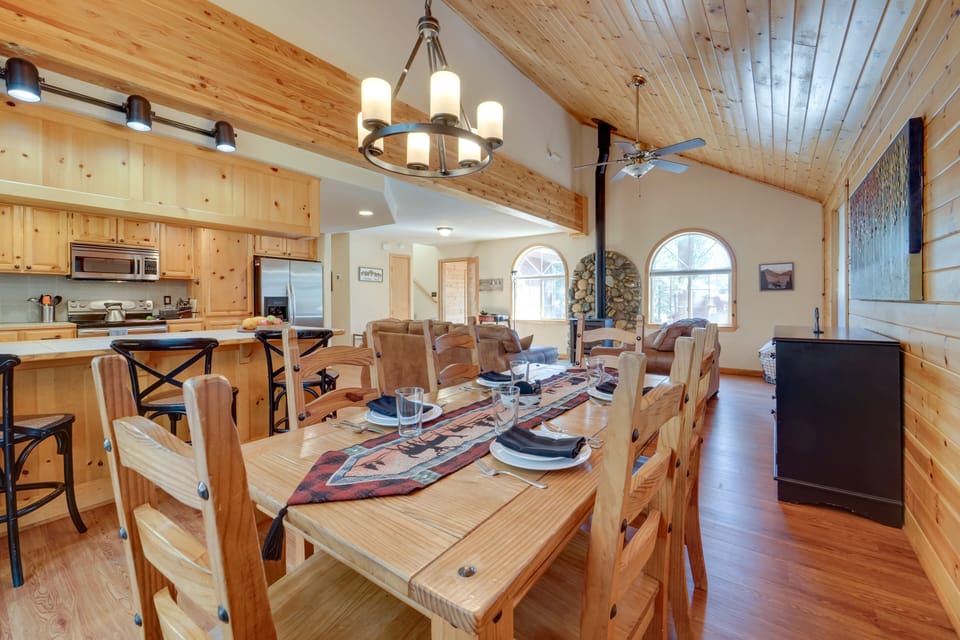Dining Area | Dishware & Flatware Provided