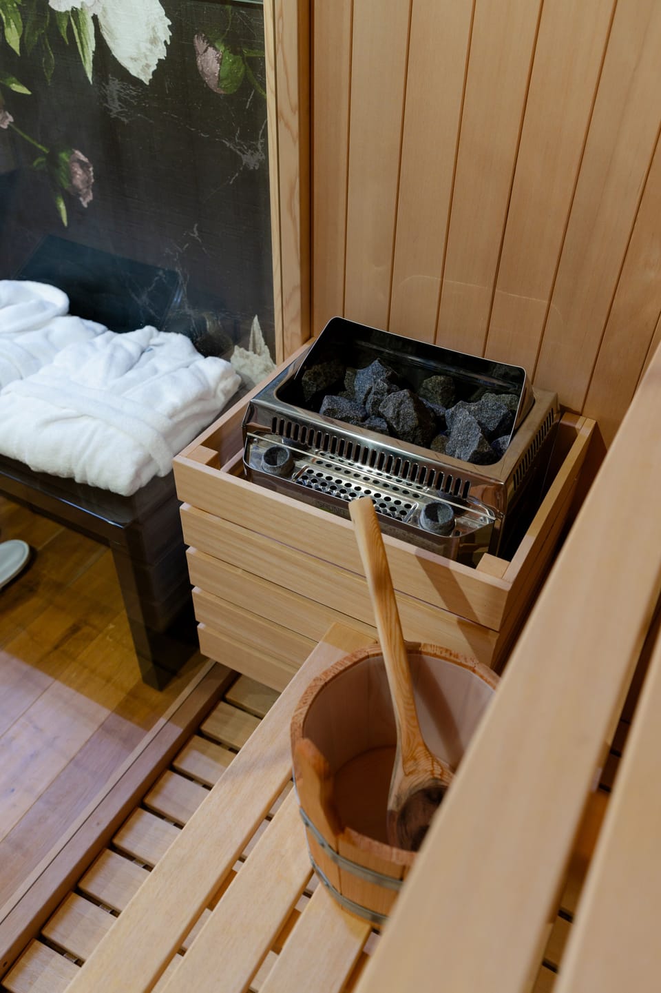 Superior Suite, 1 King Bed, City View, Tower (con Sauna) | Bathroom | Rainfall showerhead, designer toiletries, hair dryer, slippers