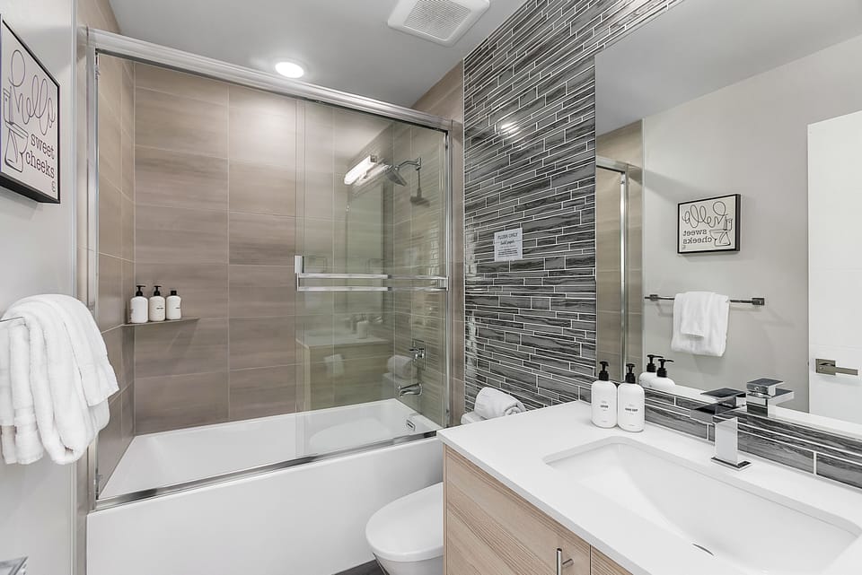 Modern 3BR - Walk to Light Rail w/EV Charger & Parking Apartment in Seattle